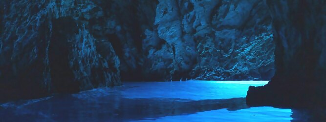Trip Niederlande Reisetipps - Die Blaue Grotte von Bisevo in Kroatien ist nur per Boot erreichbar. Atemberaubend schön fasziniert dieses Naturphänomen in leuchtenden intensiven Blautönen. Ein idyllisches Highlight der vorzüglich geführten Speedboot-Tour im Adria Inselparadies, mit fantastisch facettenreicher Unterwasserwelt. Die Blaue Grotte ist ein Naturwunder, das auf der kroatischen Insel Bisevo zu finden ist. Sie ist berühmt für ihr kristallklares Wasser und die einzigartige bläuliche Farbe, die durch das Sonnenlicht in der Höhle entsteht. Die Blaue Grotte kann nur durch eine Bootstour erreicht werden, die oft Teil einer Fünf-Insel-Tour ist.