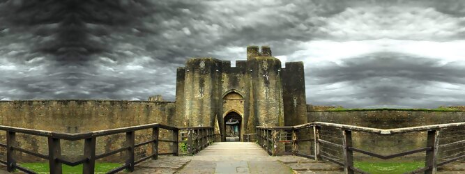 Trip Niederlande Reisetipps - Caerphilly Castle - ein Bollwerk aus dem 13. Jahrhundert in Wales, Vereinigtes Königreich. Mit einem aufsehenerregenden Turm, der schiefer ist wie der Schiefe Turm zu Pisa. Wie jede Burg mit Prestige, hat sie auch einen Geist, „The Green Lady“ spukt in den Gemächern, wo ihr Geliebter den Tod fand. Wo man in Wales oft – und nicht ohne Grund – das Gefühl hat, dass ein Schloss ziemlich gleich ist, ist Caerphilly Castle bei Cardiff eine sehr willkommene Abwechslung. Die Burg ist nicht nur deutlich größer, sondern auch älter als die Burgen, die später von Edward I. als Ring um Snowdonia gebaut wurden.