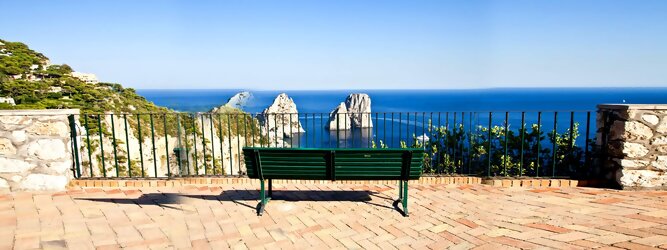 Trip Niederlande Feriendestination - Capri ist eine blühende Insel mit weißen Gebäuden, die einen schönen Kontrast zum tiefen Blau des Meeres bilden. Die durchschnittlichen Frühlings- und Herbsttemperaturen liegen bei etwa 14°-16°C, die besten Reisemonate sind April, Mai, Juni, September und Oktober. Auch in den Wintermonaten sorgt das milde Klima für Wohlbefinden und eine üppige Vegetation. Die beliebtesten Orte für Capri Ferien, locken mit besten Angebote für Hotels und Ferienunterkünfte mit Werbeaktionen, Rabatten, Sonderangebote für Capri Urlaub buchen.