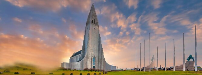 Trip Niederlande Reisetipps - Hallgrimskirkja in Reykjavik, Island – Lutherische Kirche in beeindruckend martialischer Betonoptik, inspiriert von der Form der isländischen Basaltfelsen. Die Schlichtheit im Innenraum erstaunt, bewegt zum Innehalten und Entschleunigen. Sensationelle Fotos gibt es bei Polarlicht als Hintergrundkulisse. Die Hallgrim-Kirche krönt Islands Hauptstadt eindrucksvoll mit ihrem 73 Meter hohen Turm, der alle anderen Gebäude in Reykjavík überragt. Bei keinem anderen Bauwerk im Land dauerte der Bau so lange, und nur wenige sorgten für so viele Kontroversen wie die Kirche. Heute ist sie die größte Kirche der Insel mit Platz für 1.200 Besucher.