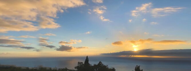 Trip Niederlande Insel Urlaub - La Palma macht ihrem Beinamen, die Schöne, alle Ehre. Das Kleinod im Atlantik erstrahlt in sattem Grün, verziert mit hübschen landestypischen Villen in den weit gestreuten Dörfern, eingerahmt von weichen Wellen des dunkelblauen atlantischen Ozeans, am Himmel ziehen malerische Formationen, bauschiger weißer Schäfchenwolken. Eine Bilderbuchidylle zum Verlieben. Die beliebtesten Orte für La Palma Ferien, locken mit besten Angebote für Hotels und Ferienunterkünfte mit Werbeaktionen, Rabatten, Sonderangebote für La Palma Urlaub buchen. Reisedaten eingeben und Hotel Flug Mietwagen Attraktionen Taxis für eine La Palma Reise flexibel buchen. Sollten sich die Pläne ändern, sind viele der Unterkünfte und Zimmer auf La Palma kostenfrei stornierbar.