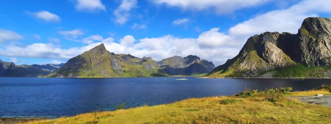 Trip Niederlande Reisetipps - Die Lofoten Inseln Norwegen – Skandinaviens eiskalte Schönheit fasziniert mit atemberaubenden Nordlichtern und geradezu außerirdisch imposanten Gebirgskulissen. Land der Mitternachtssonne am Polarkreis, ein Paradies für Wanderer, Naturfreunde, Hobbyfotografen und Instagram er/innen. Die Lofoten gehören zu Norwegen und liegen nördlich des Polarkreises. Erfahren Sie hier, was für eine einzigartige Landschaft die Lofoten zu bieten haben und was Sie dort erwartet. Vorsicht akutes Fernweh! Die meisten von Ihnen kennen wahrscheinlich die Lofoten. Man stellt sich malerische Fischerdörfer vor, umgeben von hohen Bergen und tiefblauen Fjorden.