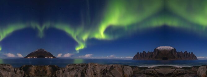 Trip Niederlande Reisetipps - Polarlichter Norwegen Tromso - Skandinaviens eiskalte Schönheit fasziniert mit atemberaubenden Nordlichtern und geradezu außerirdisch imposanten Gebirgskulissen. Land der Mitternachtssonne am Polarkreis, ein Paradies für Wanderer, Naturfreunde, Hobbyfotografen und Instagram er/innen. Tromsø liegt unter dem sogenannten „Nordpollichtoval“, das den magnetischen Nordpol wie ein Ring oder Gürtel umschließt. Hier wird das Polarlicht auch Aurora Borealis genannt. Aufgrund der Struktur des Erdmagnetfeldes sind sie in dieser Region auch in Zeiten geringer Sonnenaktivität besonders häufig und intensiv zu beobachten.