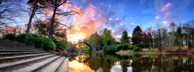 Trip Niederlande Reisetipps - Teufelsbrücke wird die Rakotzbrücke in Kromlau, Deutschland, genannt. Ein mystischer, idyllischer wunderschöner Ort; eine wahre Augenweide, wenn sich der Brücken Rundbogen im See spiegelt und zum Kreis vervollständigt. Ein märchenhafter Besuch, im blühenden Azaleen & Rhododendron Park. Der Azaleen- und Rhododendronpark Kromlau ist ein ca. 200 ha großer Landschaftspark im Ortsteil Kromlau der Gemeinde Gablenz im Landkreis Görlitz. Er gilt als die größte Rhododendren-Freilandanlage als Landschaftspark in Deutschland und ist bei freiem Eintritt immer geöffnet. Im Jahr 1842 erwarb der Großgrundbesitzer Friedrich Hermann Rötschke, ein Zeitgenosse des Landschaftsgestalters Hermann Ludwig Heinrich Fürst von Pückler-Muskau, das Gut Kromlau.