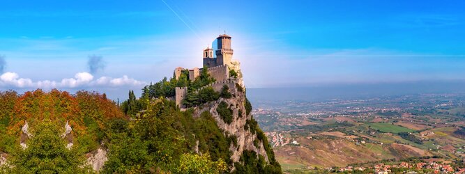 Trip Niederlande Urlaubsdestination - San Marino – Hol ihn dir – den heißbegehrten Einreise-Stempel von San Marino. Nimm deinen Reisepass, besuche die örtliche Tourismusbehörde, hier wird die kleine Trophäe in dein Reisedokument gestempelt, es sieht gut aus und ist eine supertolle Urlaubserinnerung. Dieses neue Trendy-Reiselust-Souvenir passt ausgezeichnet zu den anderen außergewöhnlichen Stempeln deiner vergangenen Reisen. San Marino ist ein sehr interessanter Zwergstaat, eine Enklave, vollständig von Italien umgeben, eine der ältesten bestehenden Republiken und eines der reichsten Länder der Welt. Die beliebtesten Orte für Ferien in San Marino, locken mit besten Angebote für Hotels und Ferienunterkünfte mit Werbeaktionen, Rabatten, Sonderangebote für San Marino Urlaub buchen.